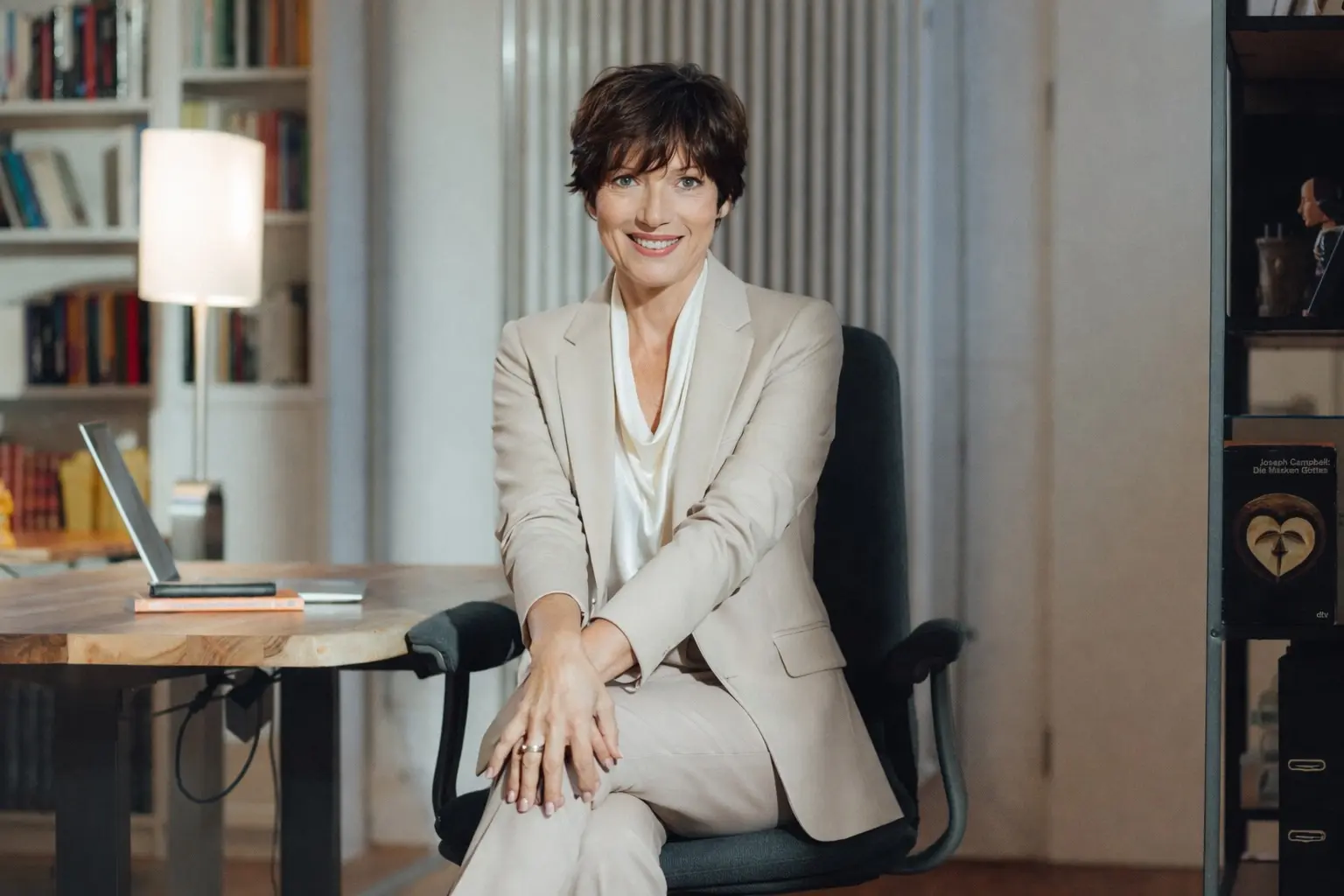 Eine bemalte Karte, auf der Wasser, Land, Straßen eingezeichnet und die mit Teilen aus Klemmbausteinen und Spielfiguren bestückt ist.